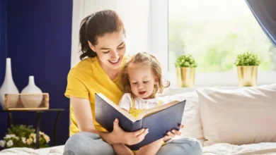 مادری با کودک خود کتاب می‌خواند و خواسته های او را برآورده می‌کند.