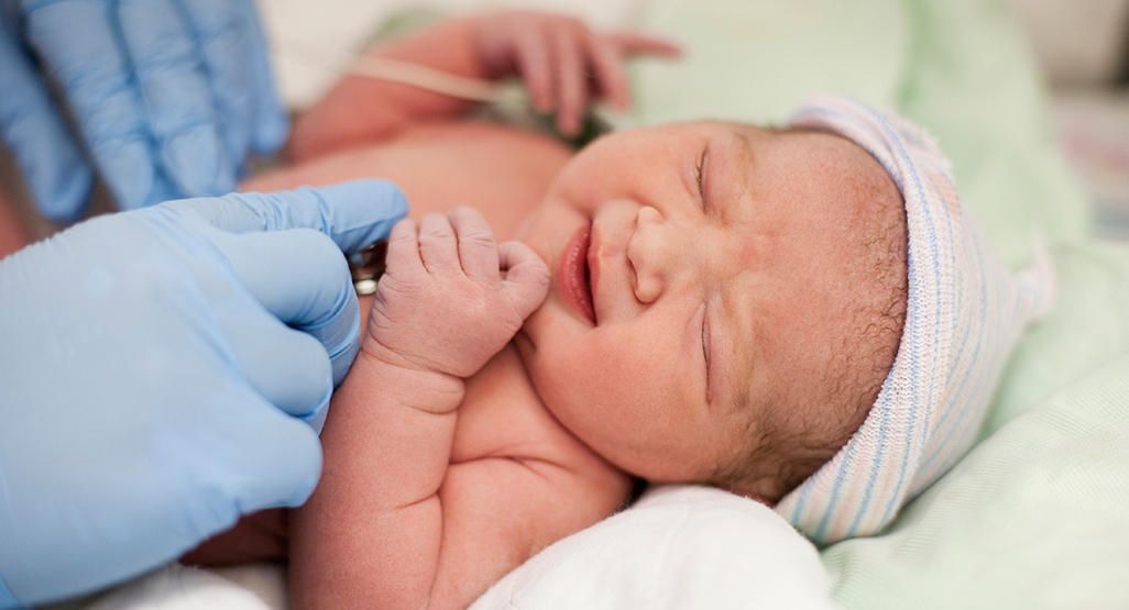 نوزادان بعد از تولد مورد ارزیابی قرار می‌گیرند