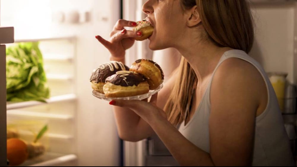 غذا خوردن مخفیانه در اختلال پرخوری رخ می‌دهد.